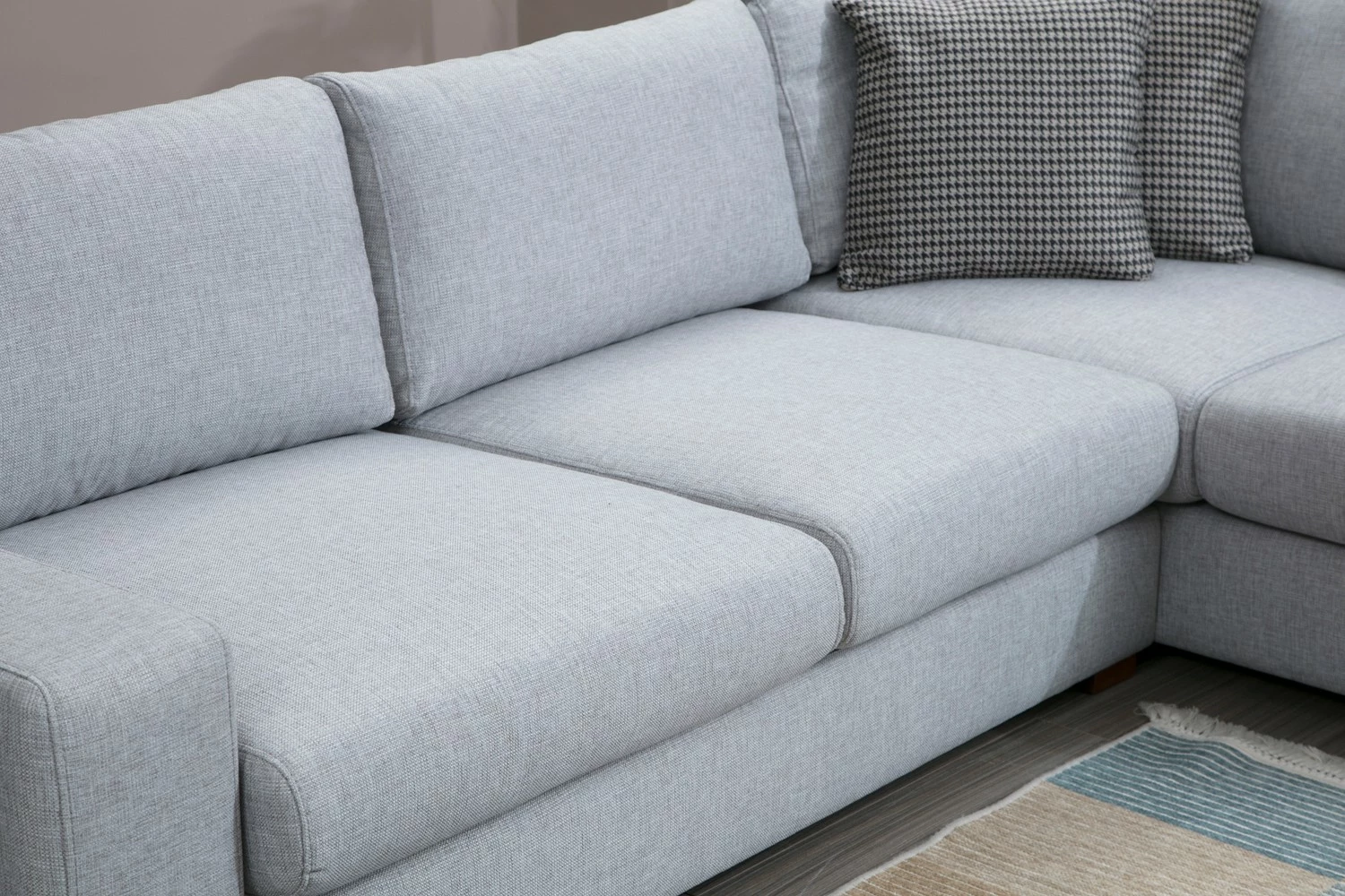 Kotna sedežna garnitura, Atelier del Sofa Loop 2, svetlo siva, z otomanom