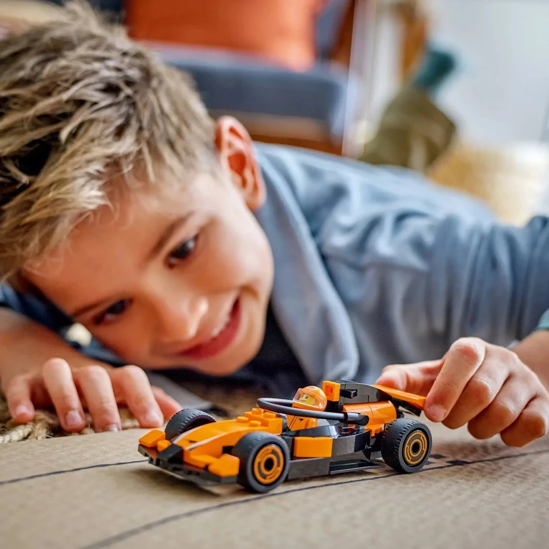 Set LEGO City 60442, dirkač F1 z avtom McLaren, oranžen