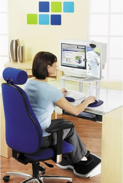 Ergonomska opora za noge Kensington SoleMate 56145, nastavljiv naklon 20°, 450 x 350 mm, protizdrsna/masažna površina, črna/bela