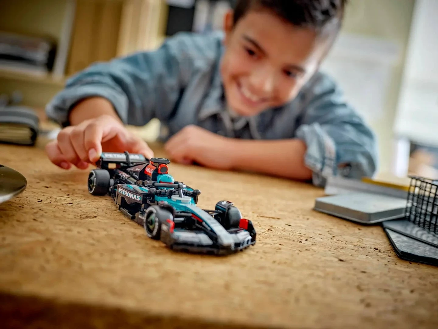 Model dirkalnega avtomobila Mercedes-AMG F1 W15, LEGO Speed Champions 77244, 267 delov, z minifiguro