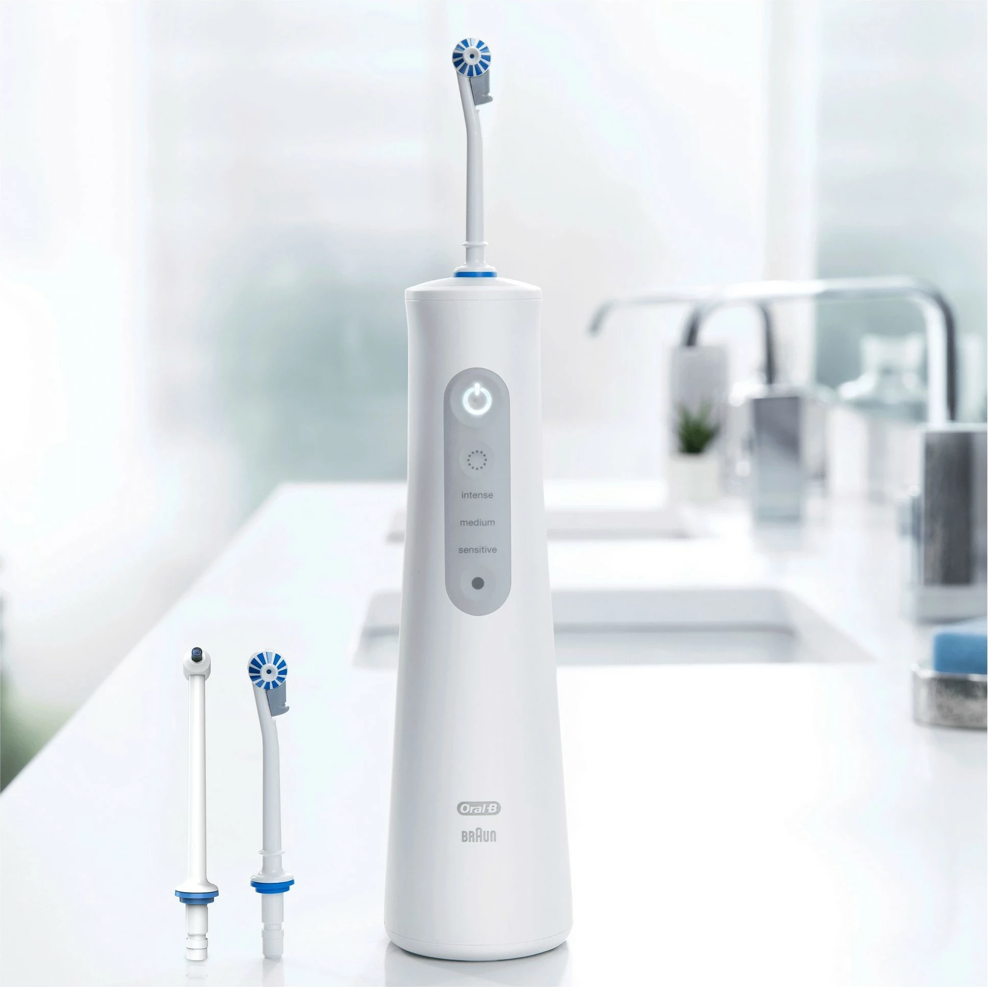 Irigator za ustno votlino brez kabla, Oral‑B AquaCare 6 Pro‑Expert, 0,15 L, bel