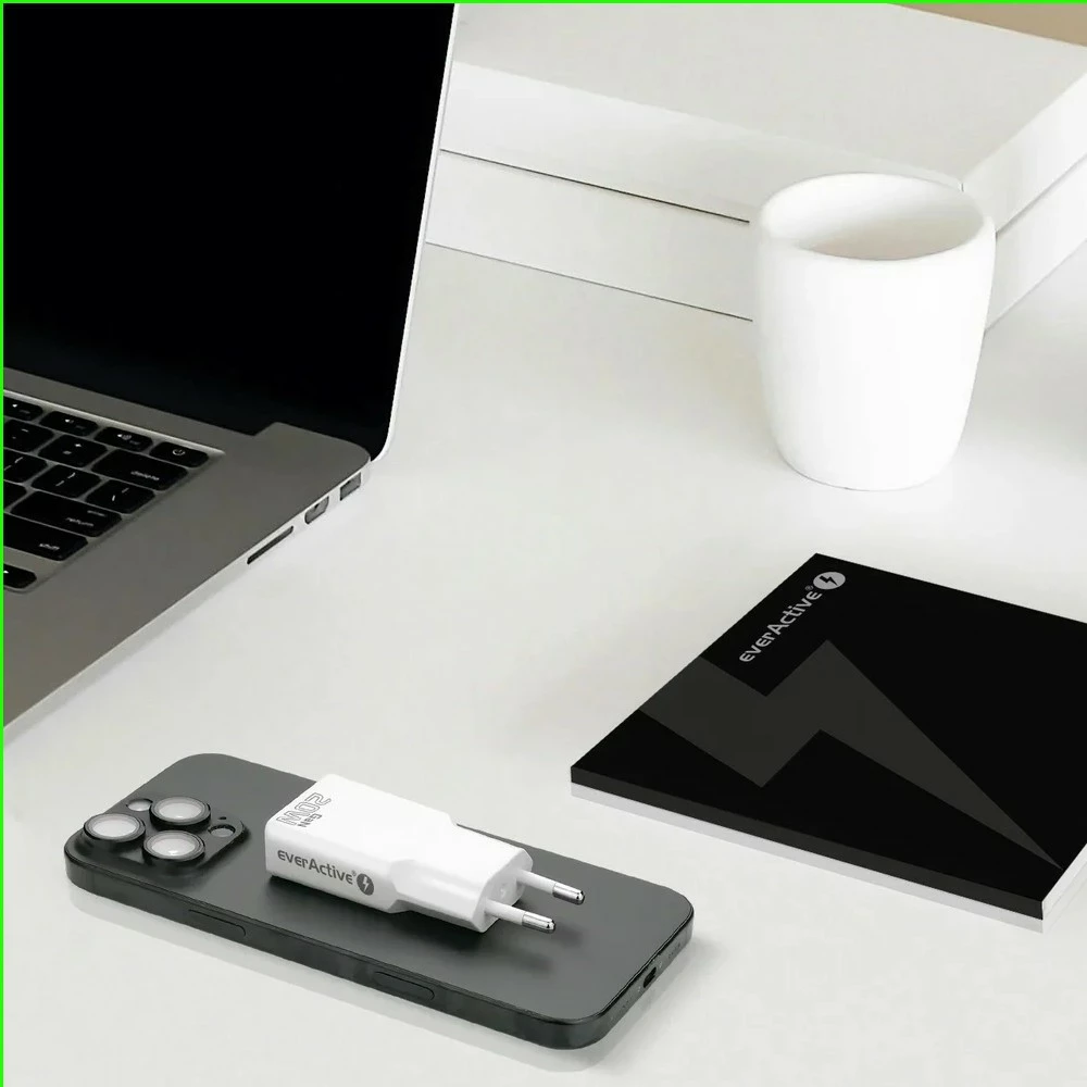 Stenski polnilec GaN super tanek, USB QC 3.0 + USB-C PD 20W, 1x USB-A + 1x USB-C, everActive SC-340Q, bel