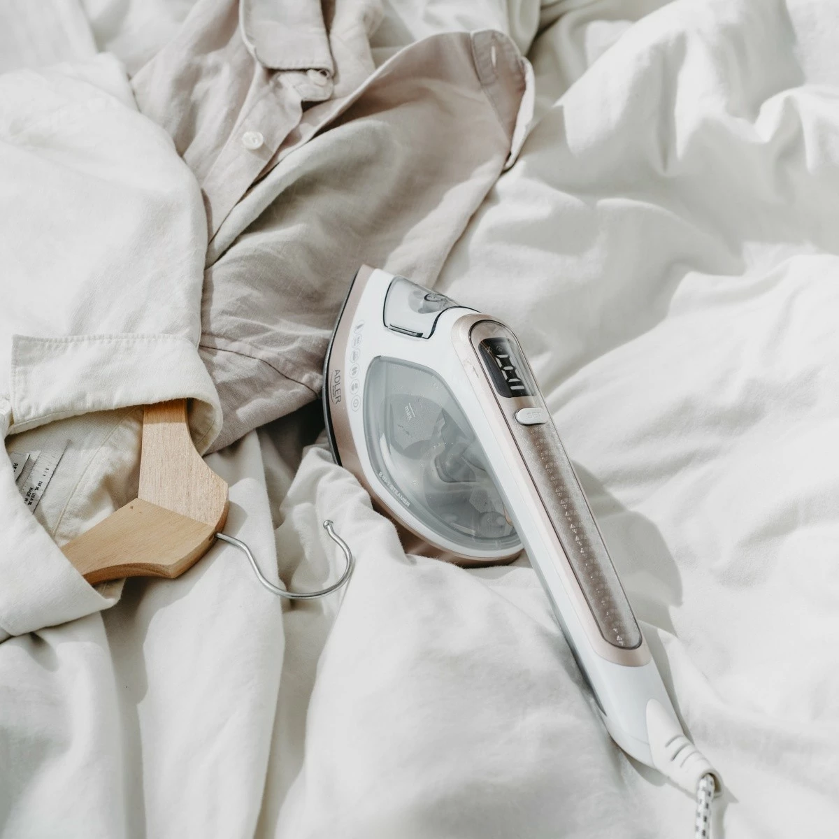 Parni likalnik in likalnik 2-v-1 Adler AD5044 1800 W 25 g/min 180 ml zlato-bela