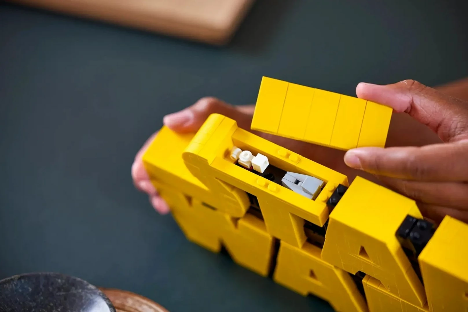 Model logotipa Star Wars, LEGO set 75407, 700 kosov, za odrasle, rumeno/črn