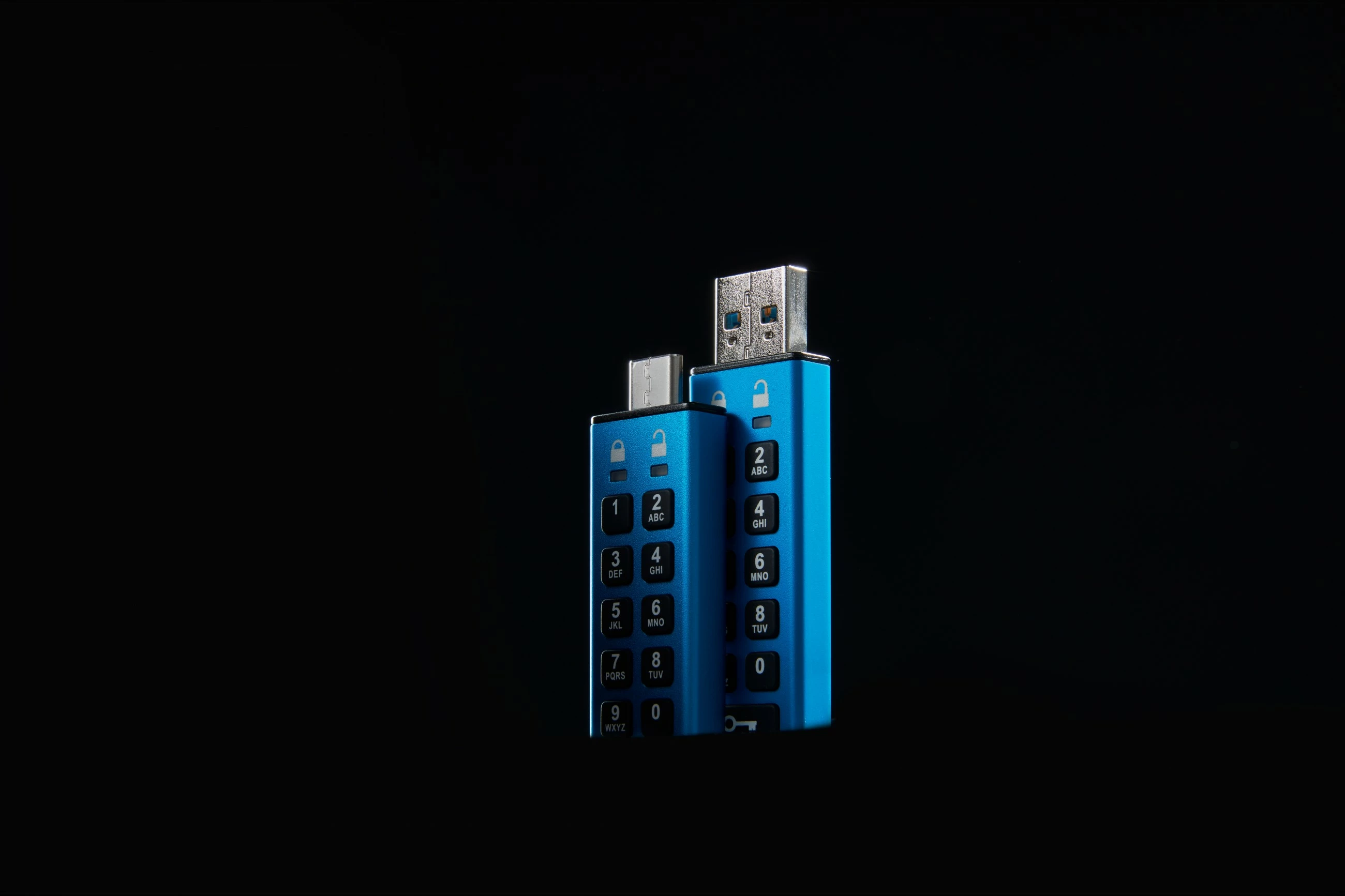 USB s ključem z vgrajeno tipkovnico 64GB, Kingston IronKey Keypad 200, moder