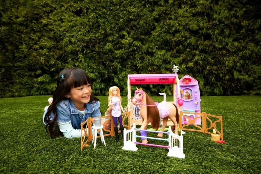 Set za konje in hlev Barbie Mattel HXJ44, z konjem in 25 dodatki, za deklice