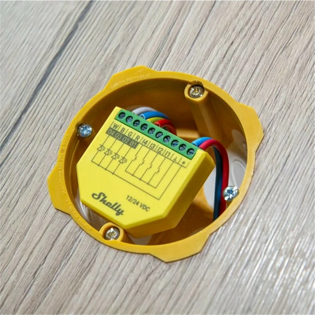 Kontroler RGBW Shelly Plus, brezžični, Wi‑Fi, 4 kanali, zelen, rumen