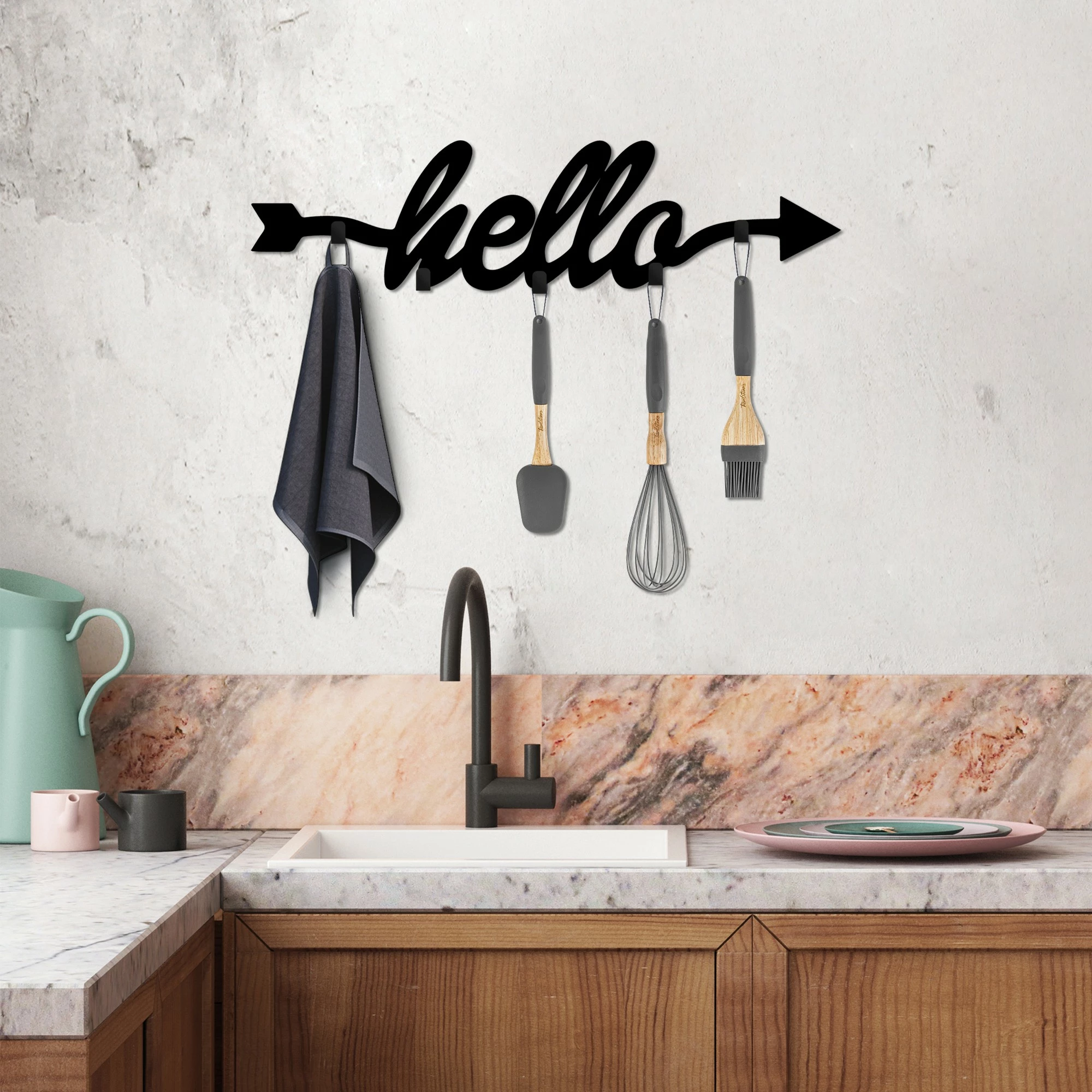 Varovalo za steno iz kovine Wallity, Hello, črna, 68x22x2 cm