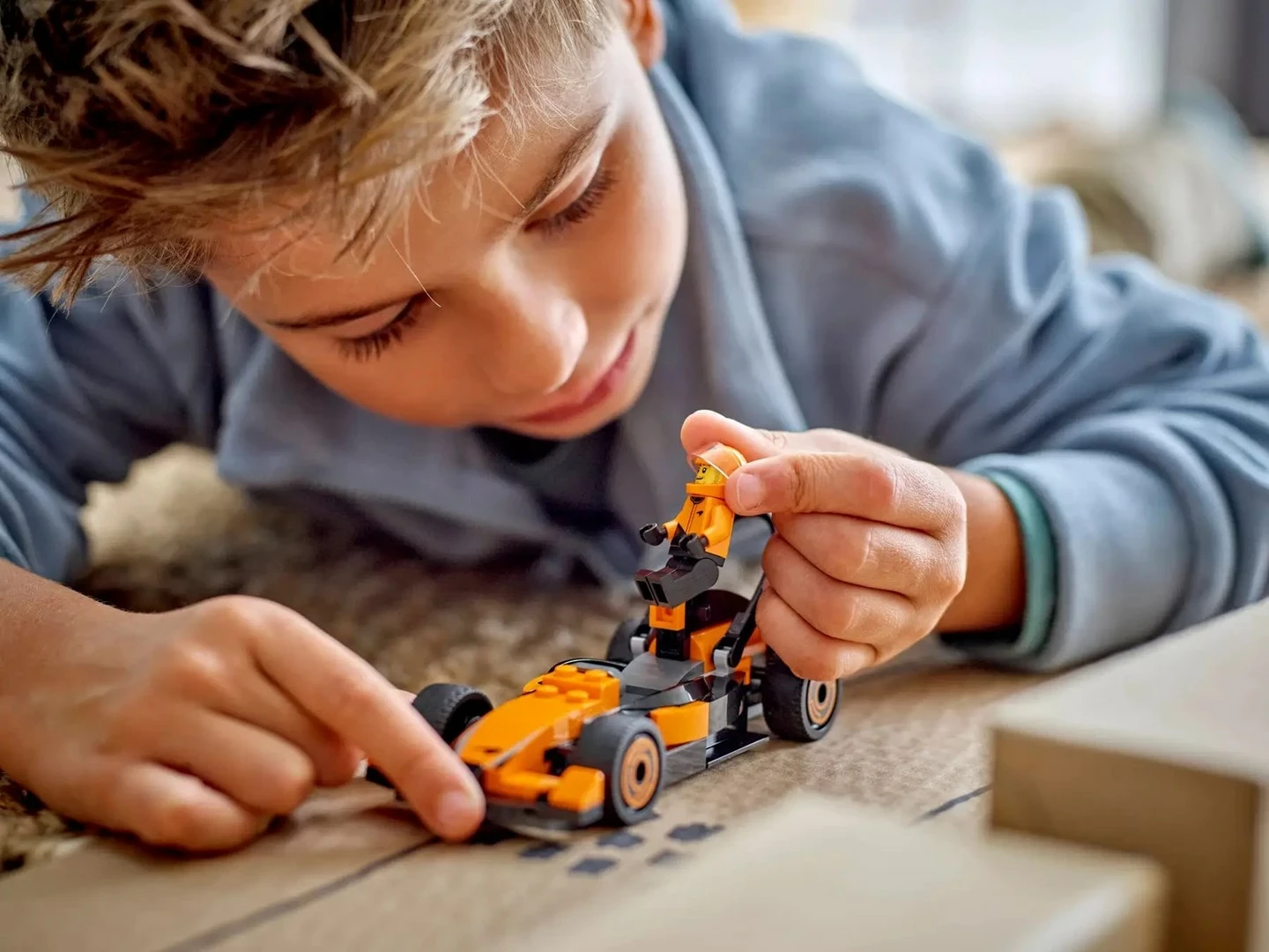 Set LEGO City 60442, dirkač F1 z avtom McLaren, oranžen