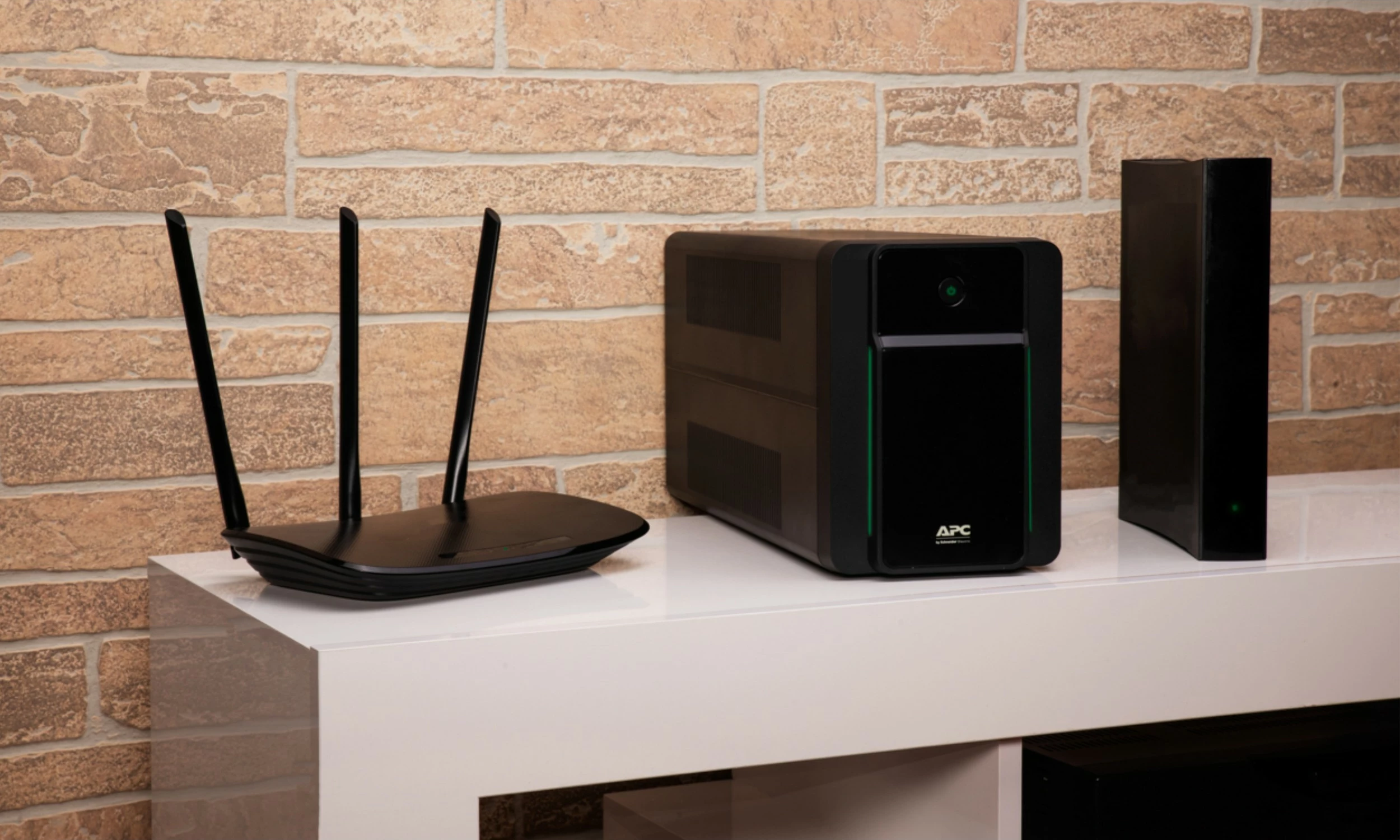 Line-Interactive UPS 2,2 kVA, 1200 W, sinusni izhod, 140 V–300 V, APC BX2200MI-GR