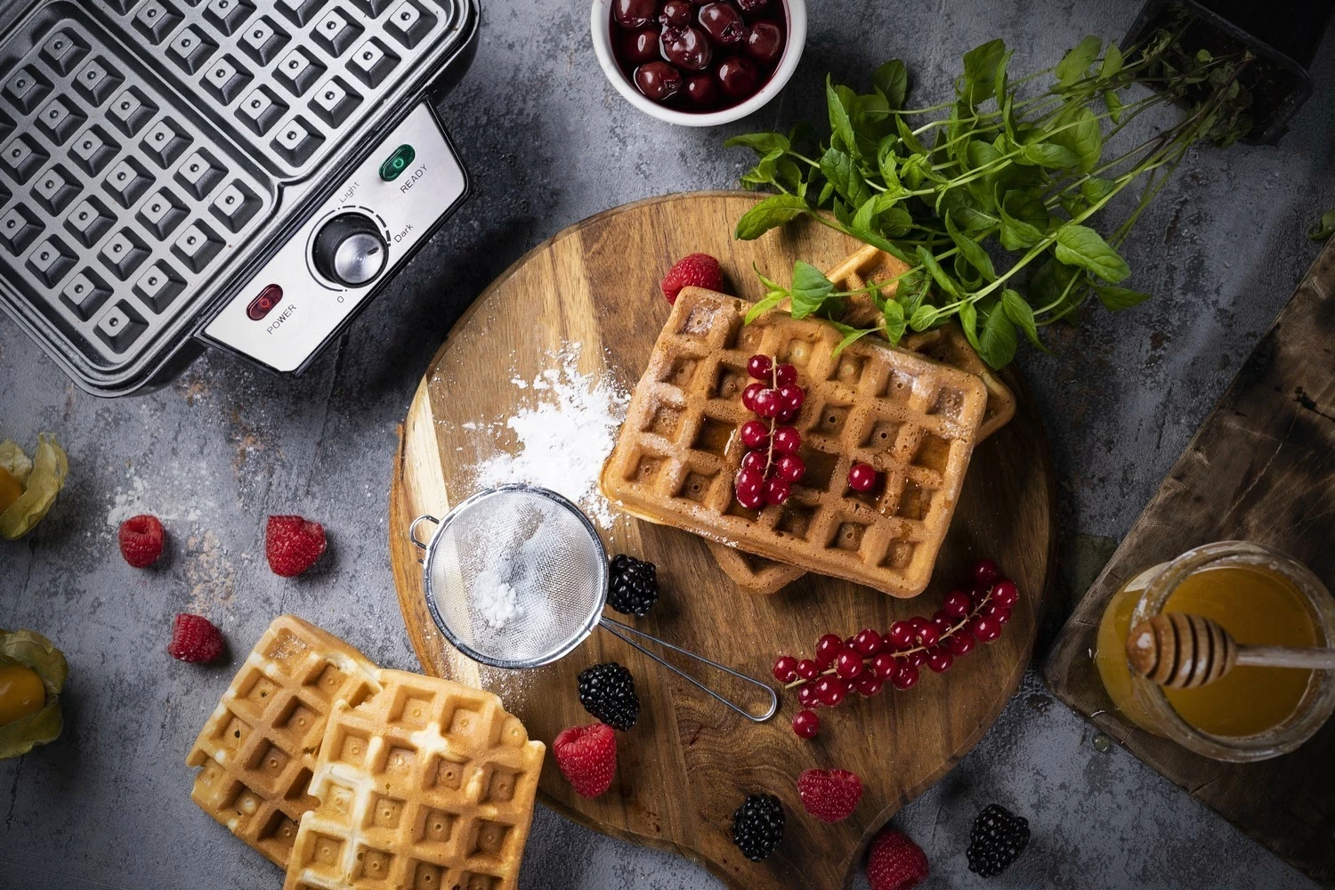 Aparat za vaflje Camry CR 3046, 2 vaflja, srebrno-črn