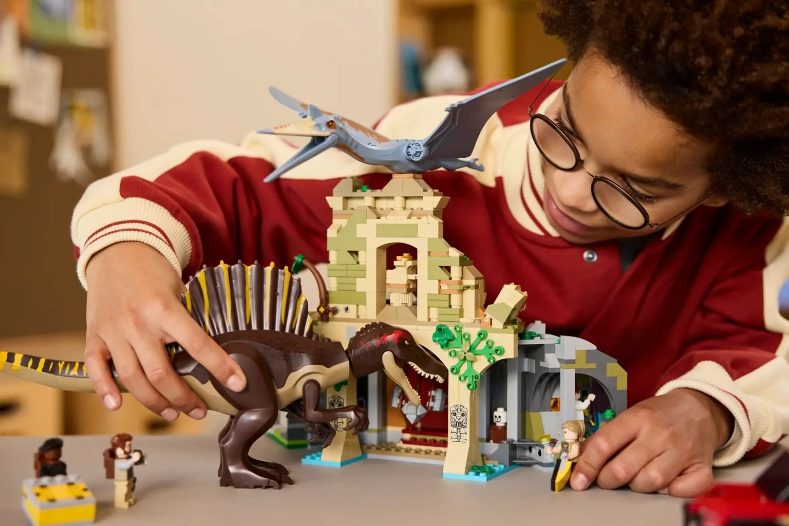 Set za gradnjo Jurasic World Spinosaurus & Quetzalcoatlus z letalsko misijo, LEGO 76976, 4 minifigure
