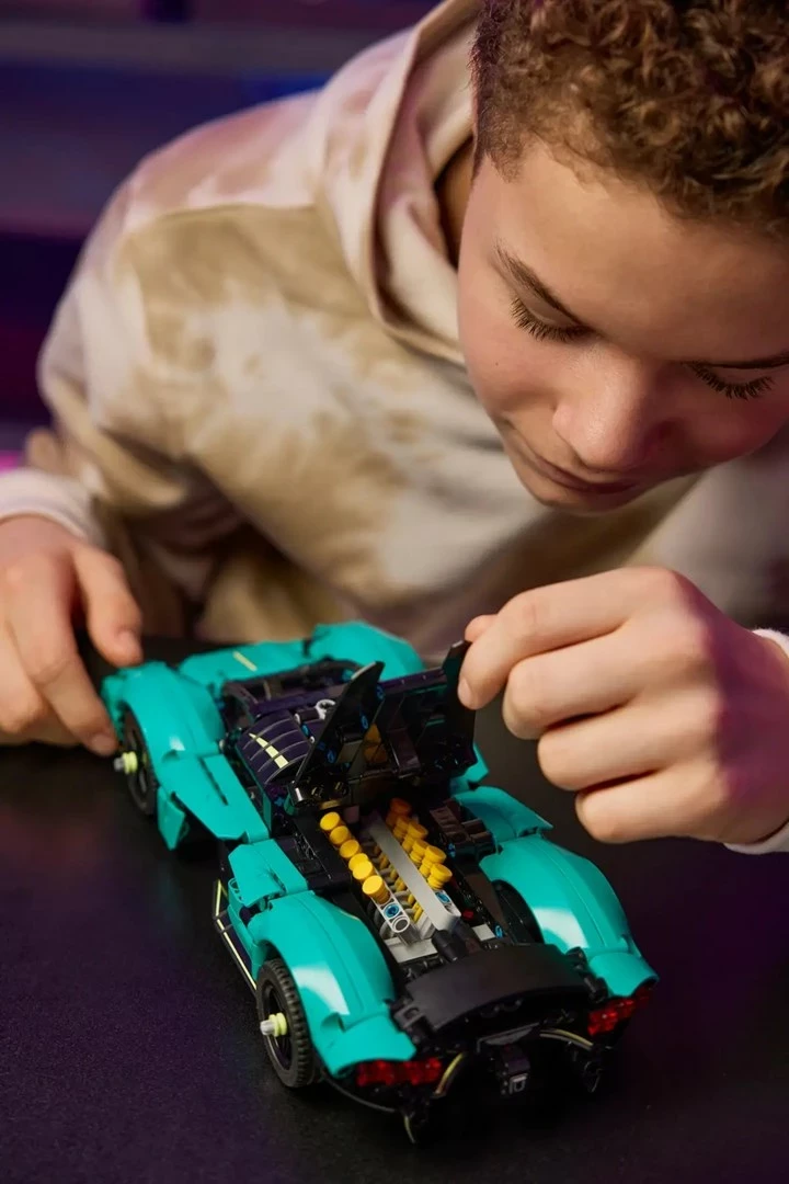 Model Aston Martin Valkyrie LEGO Technic 42208, 707 delov, za starost 9+