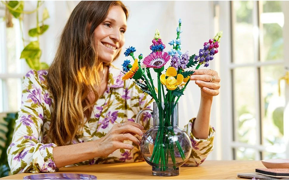Cvetlična šopka LEGO ICONS Wildflower Bouquet, 939 kosov, večbarvno