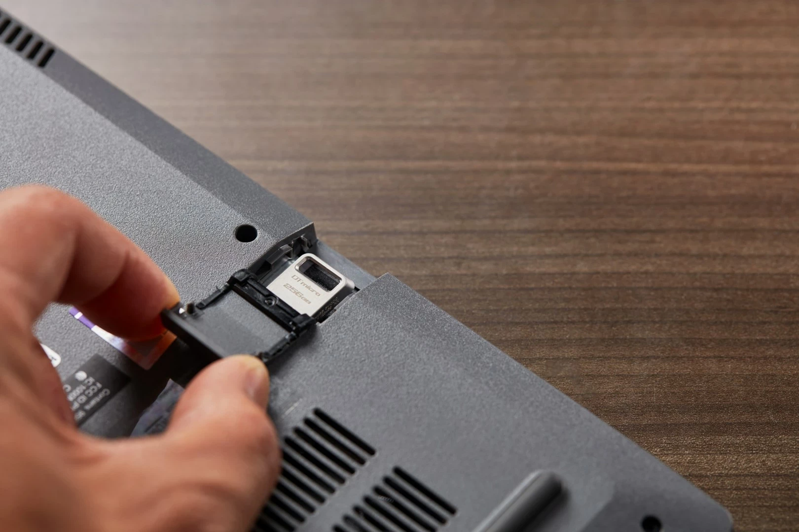 USB ključek Kingston DataTraveler 256 GB, kovinski, srebrne barve