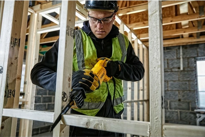 Sabljasta žaga DeWALT DWE305PK-QS, 1100 W, 2800 ud/min, 10 cm, rumeno/črna