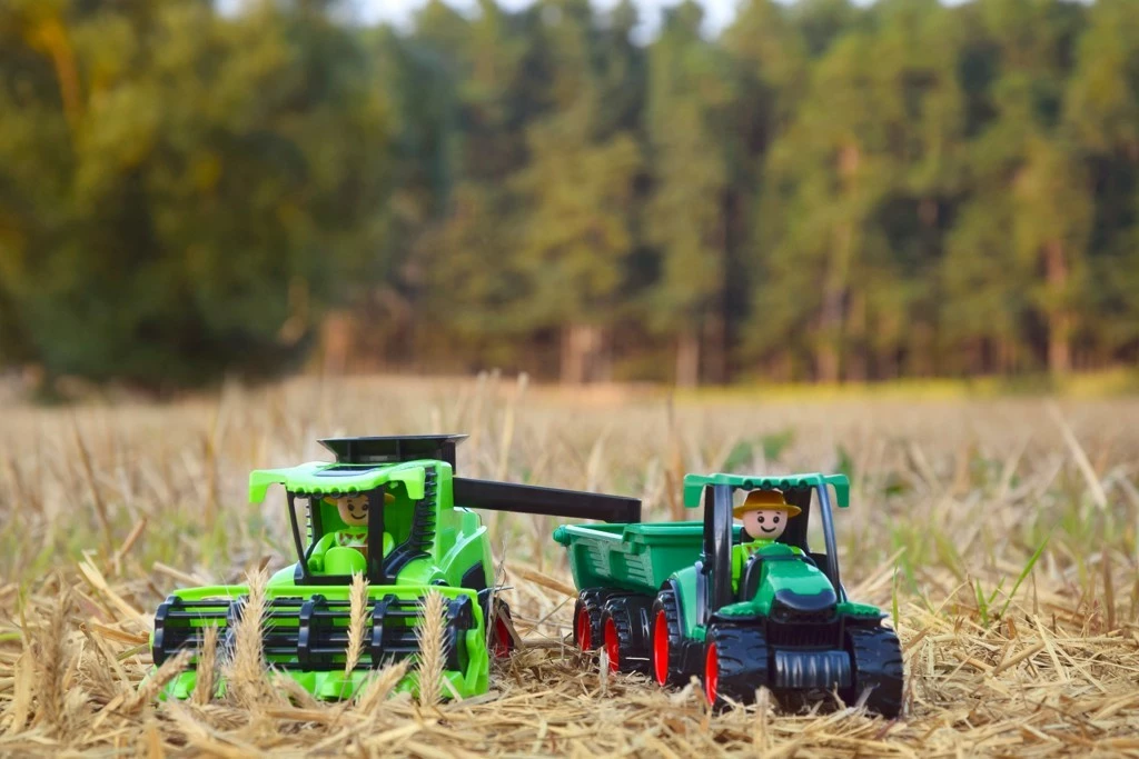 Igrača kombajn Lena 01626, plastičen, zelen, s figurico