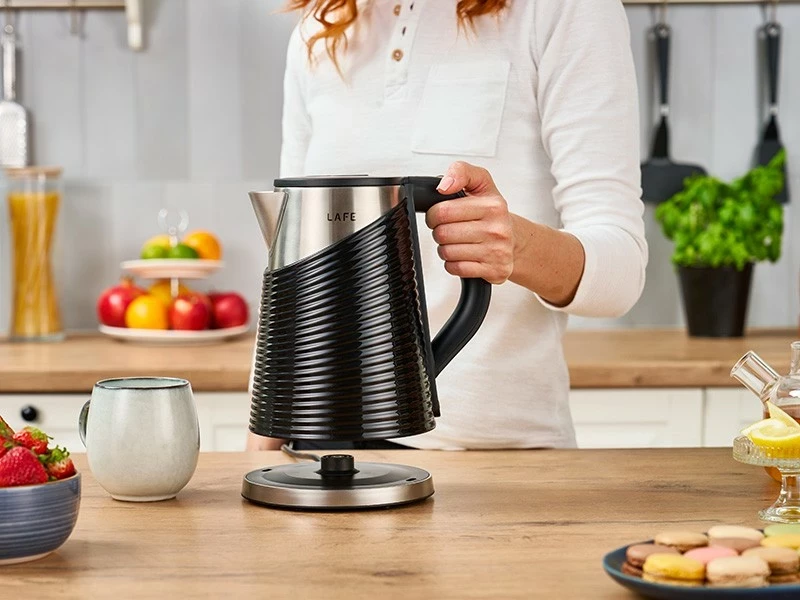 Električna kuhalnik vode 1,8 L, 1800 W, črno-srebrn Lafe