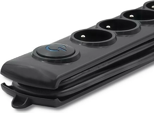 Razdelilec z zaščito pred prenapetostjo Qoltec 50105, 4 vtičnice, 2,5 m, črn