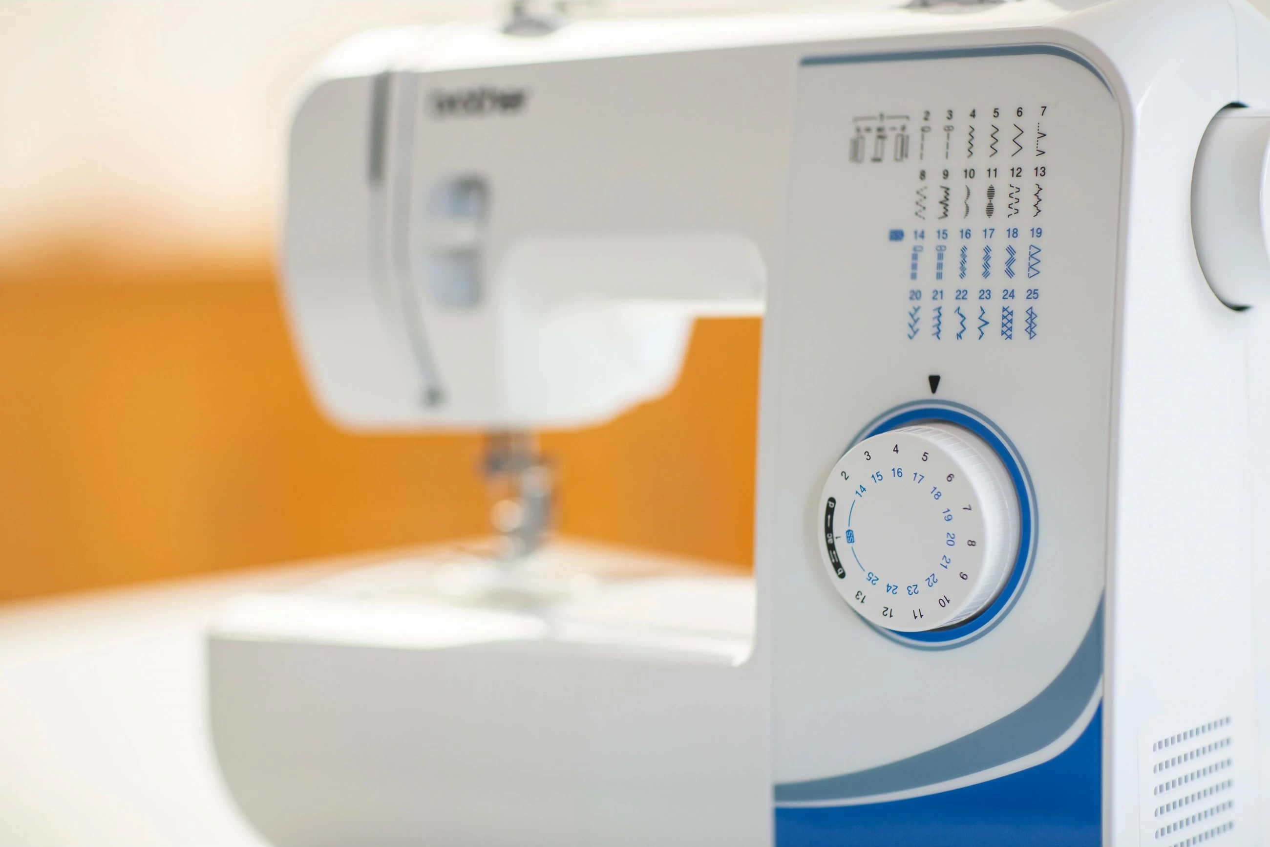 Mehaničen šivalni stroj Brother RL425, bel/moder