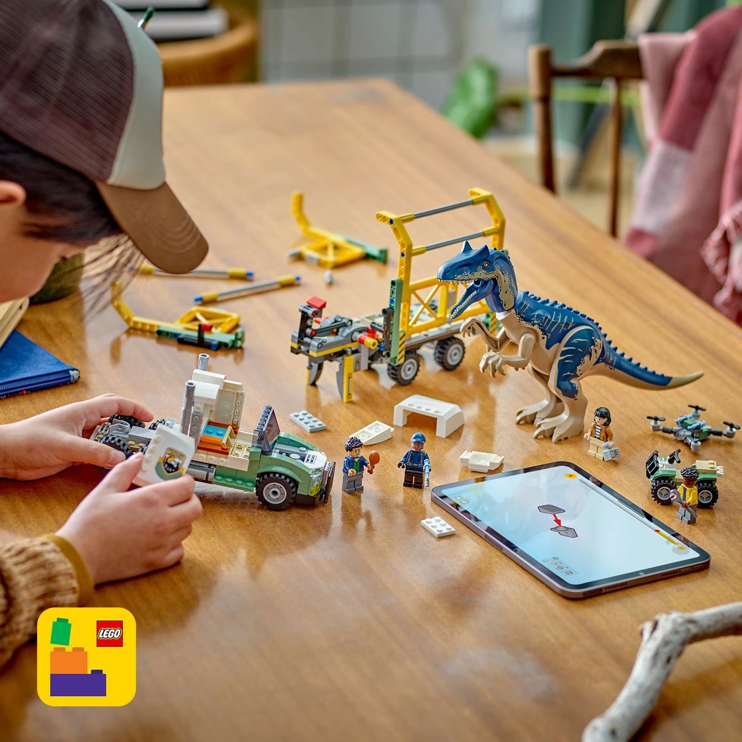 Set za gradnjo Allosaurus Transporter LEGO Jurassic World 76966, 588 kosov, večbarven