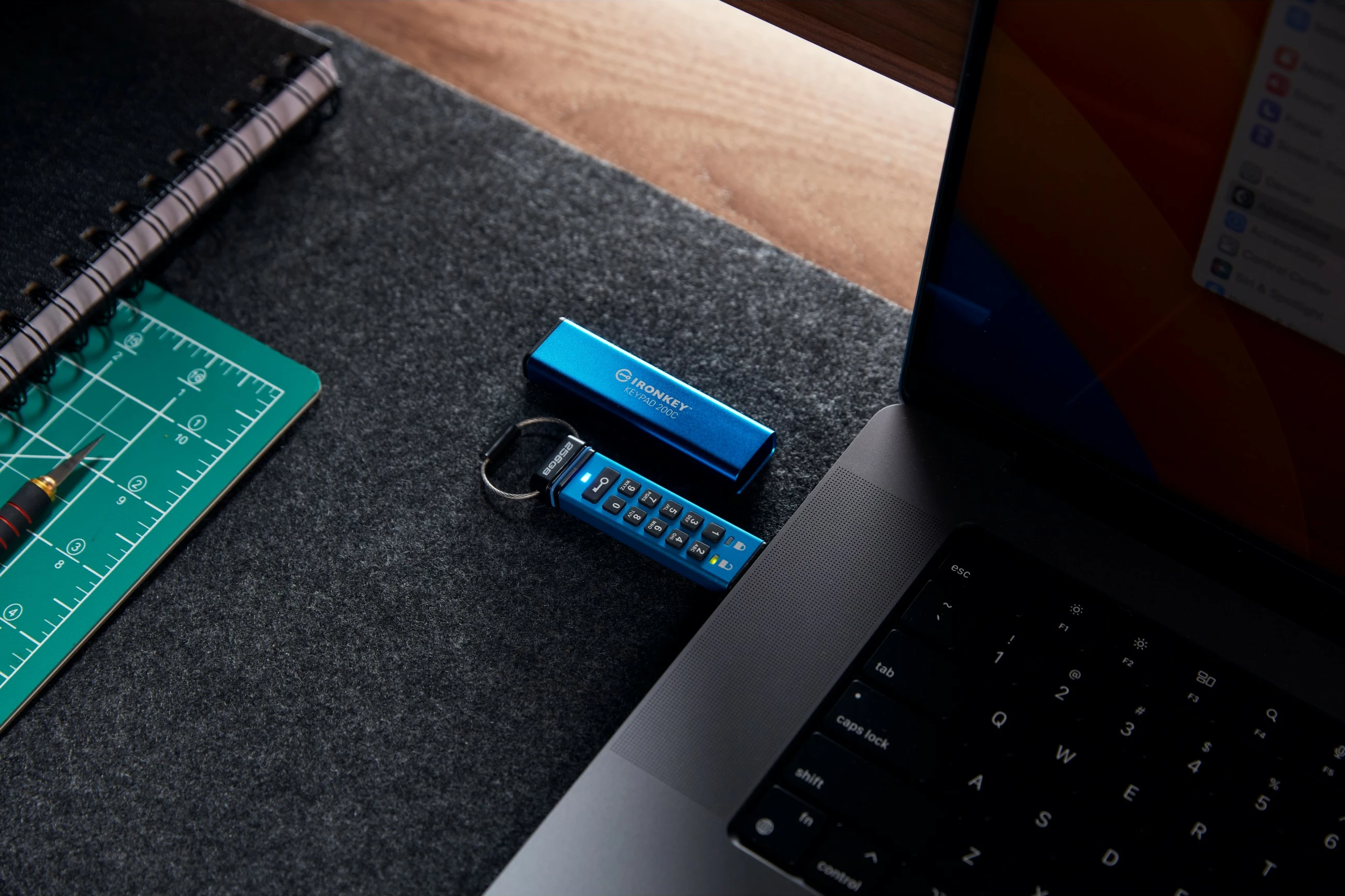 Visokozmogljiv USB ključek Kingston IronKey Keypad 200C 256GB, USB-C, moder