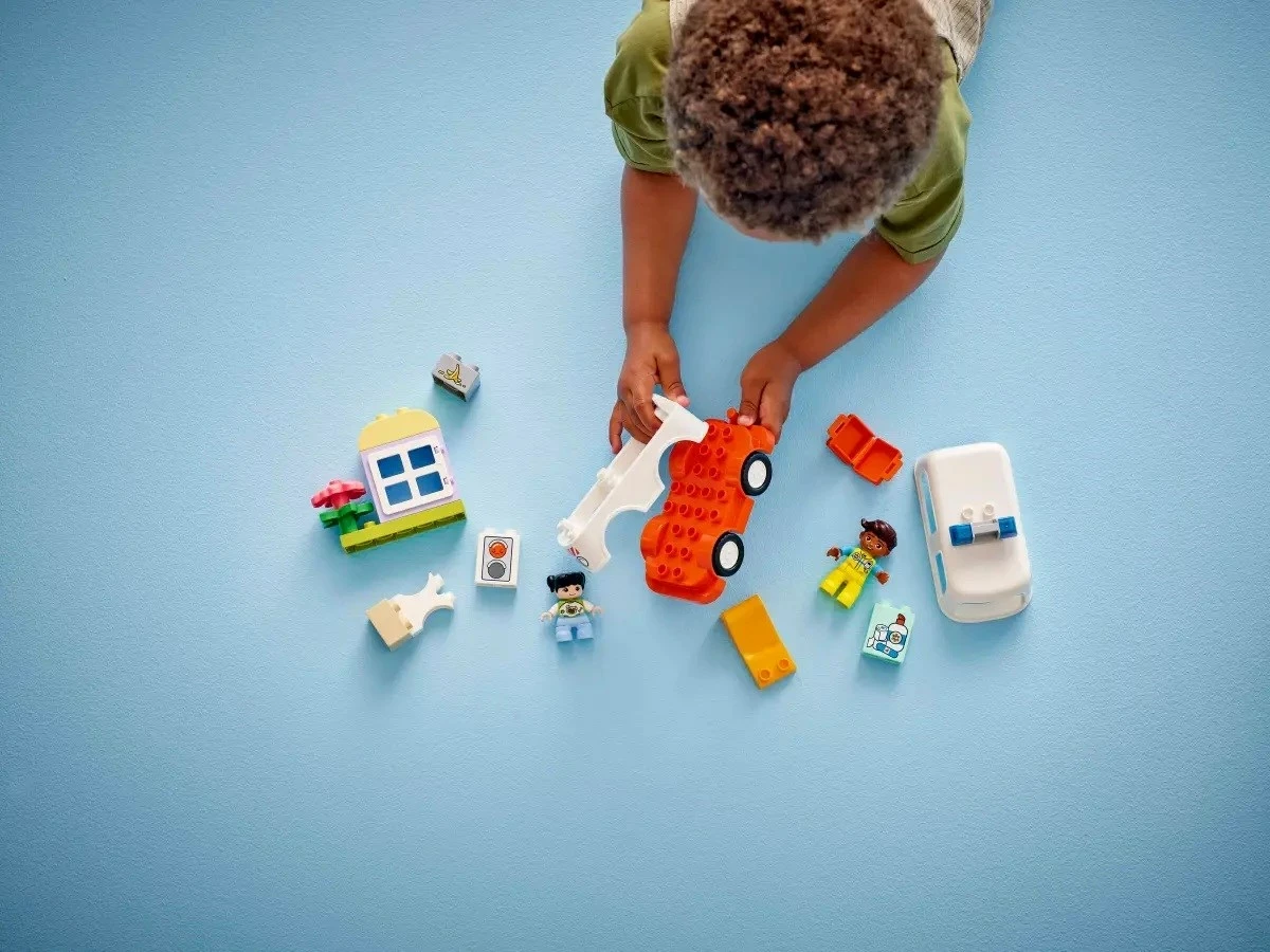 Igrača reševalno vozilo LEGO DUPLO 10447 Ambulanca s voznikom