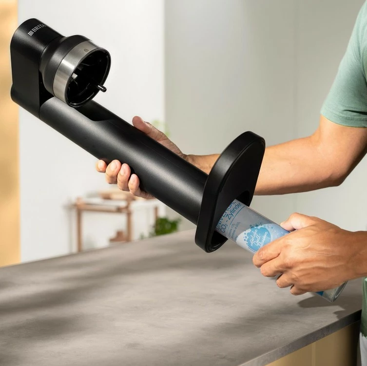 Saturator za vodo Brita sodaTRIO, z CO2 cilindrom, steklenico in jeklom, črn