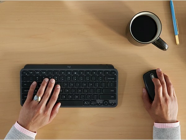 Kompakt in ergonomski miš Logitech MX Anywhere 3S, RF brezžični + Bluetooth, 8000 DPI, Pale Grey