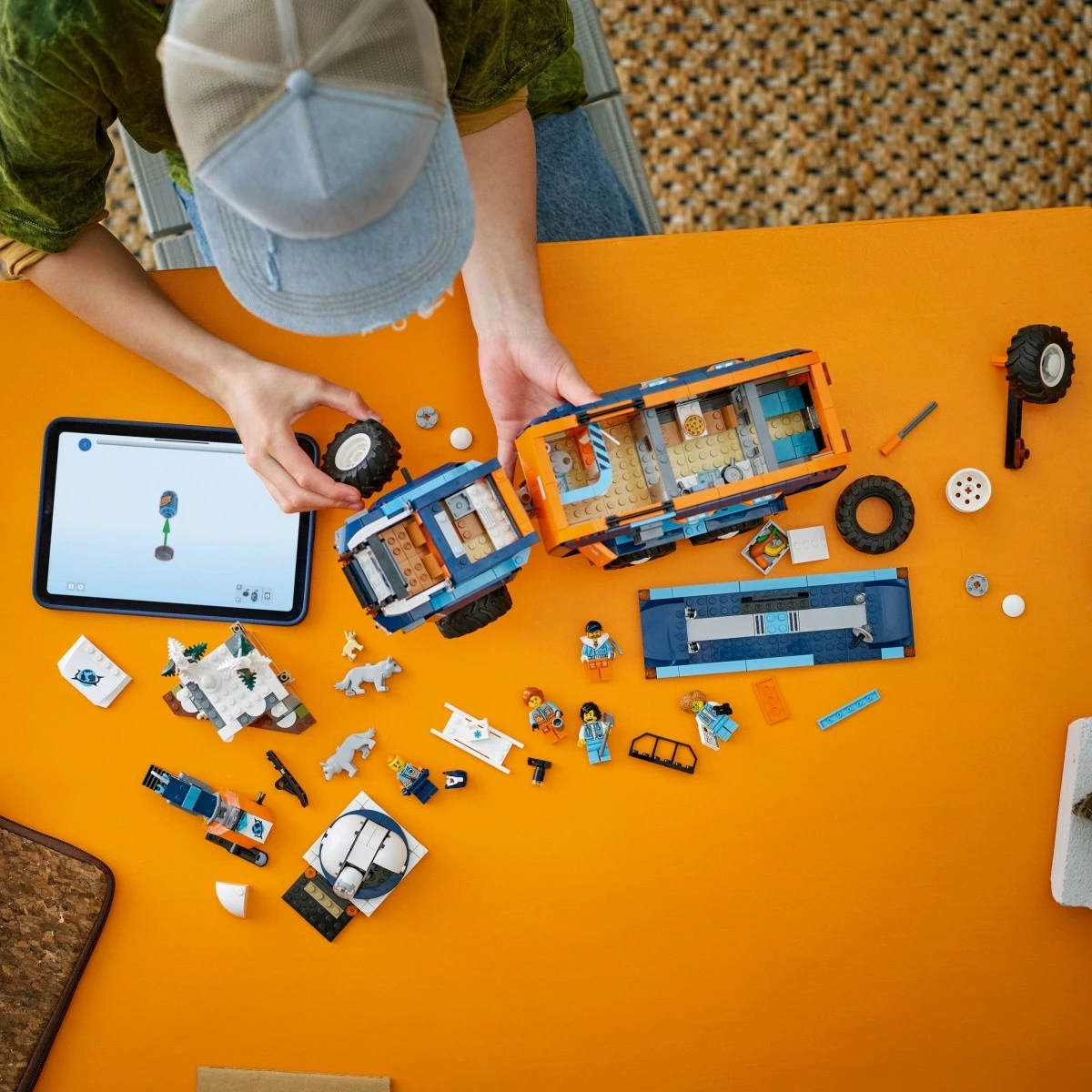 Gradbeni set Arctic Explorer Laboratory Truck LEGO City 60471, 1.064 kosov, plastika