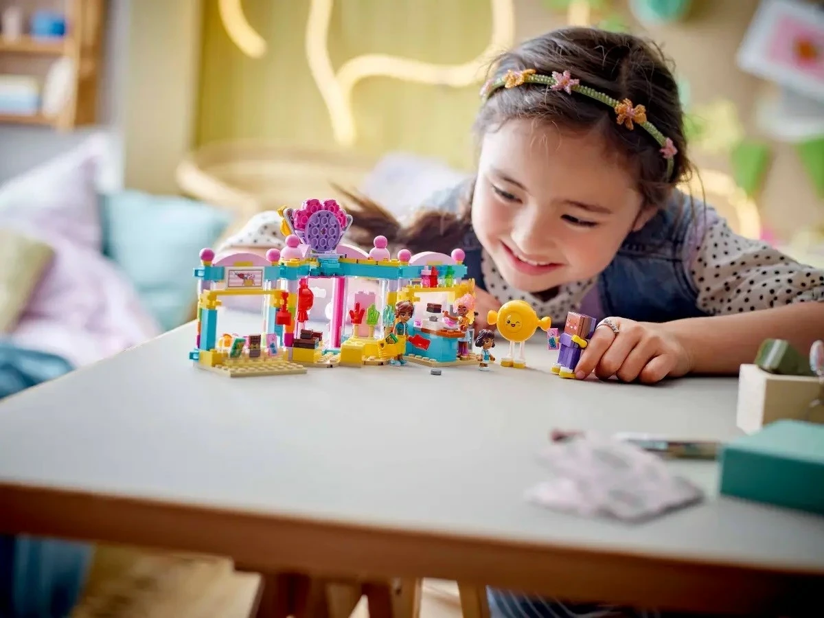 Prodajalna slaščičarstva v mestu Heartlake, LEGO Friends 42649