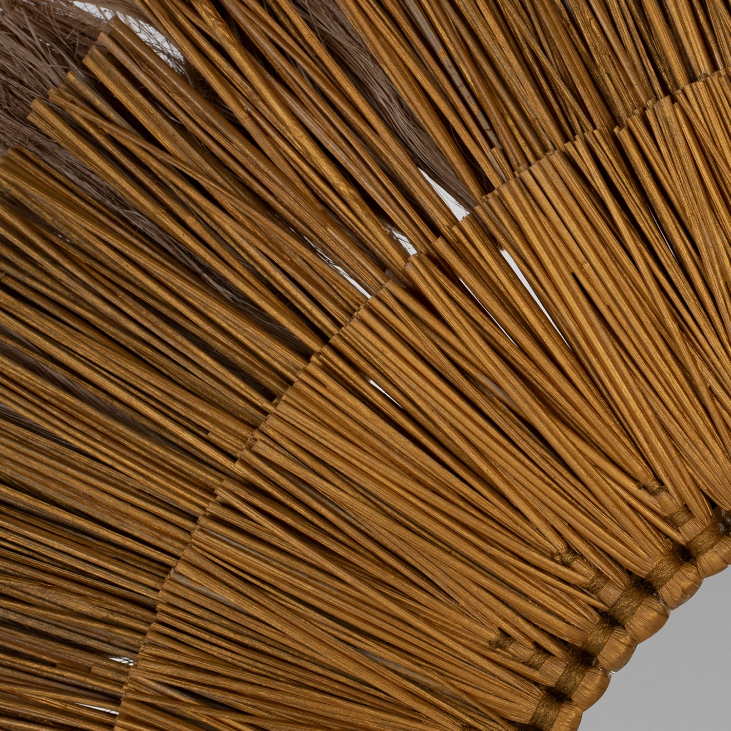 Okroglo stensko ogledalo iz Mendong trave in abaka vlaken v naravni in zlati barvi 80x4x80Hcm