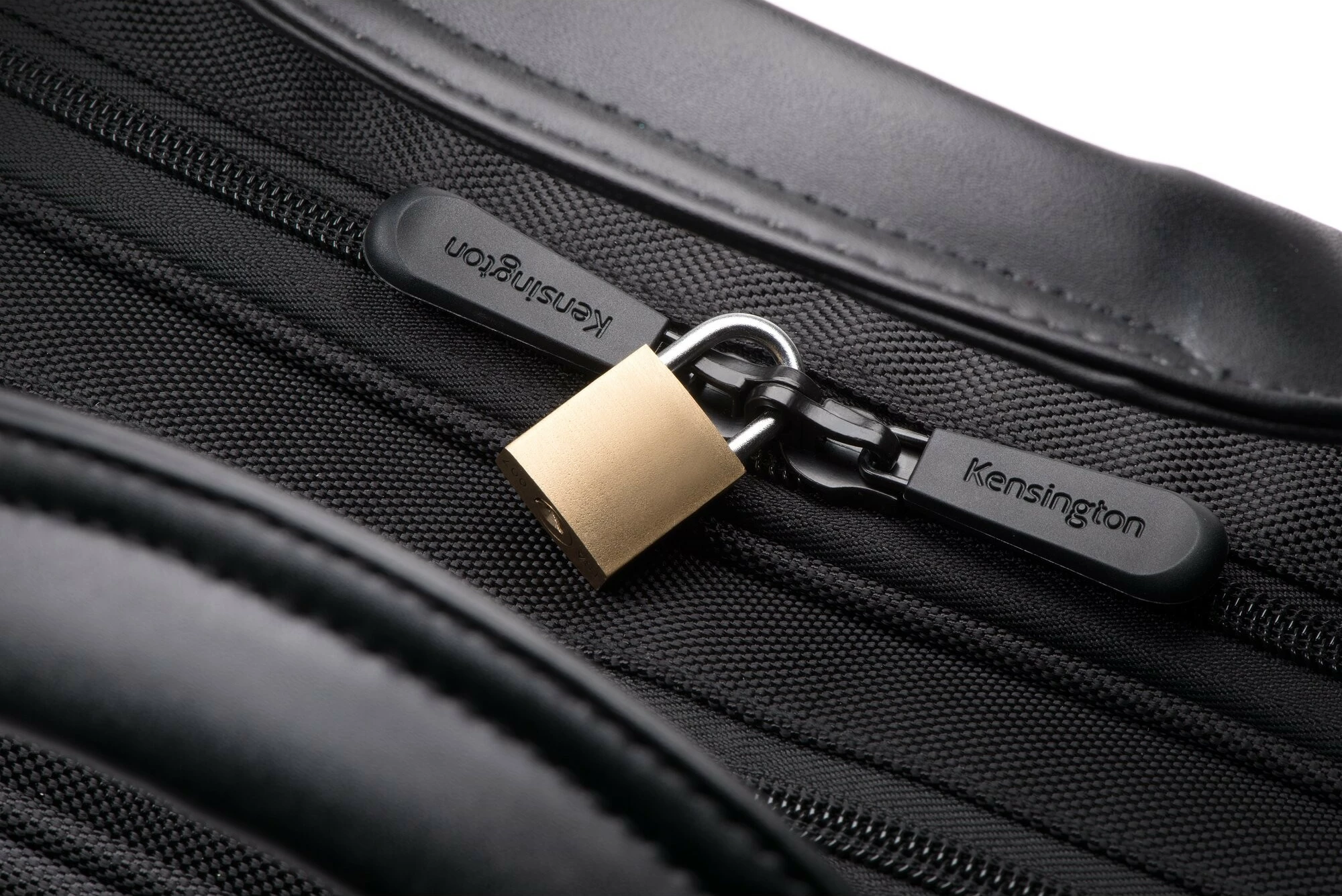 Torba za prenosnik Kensington Contour 2.0, 15,6", črna