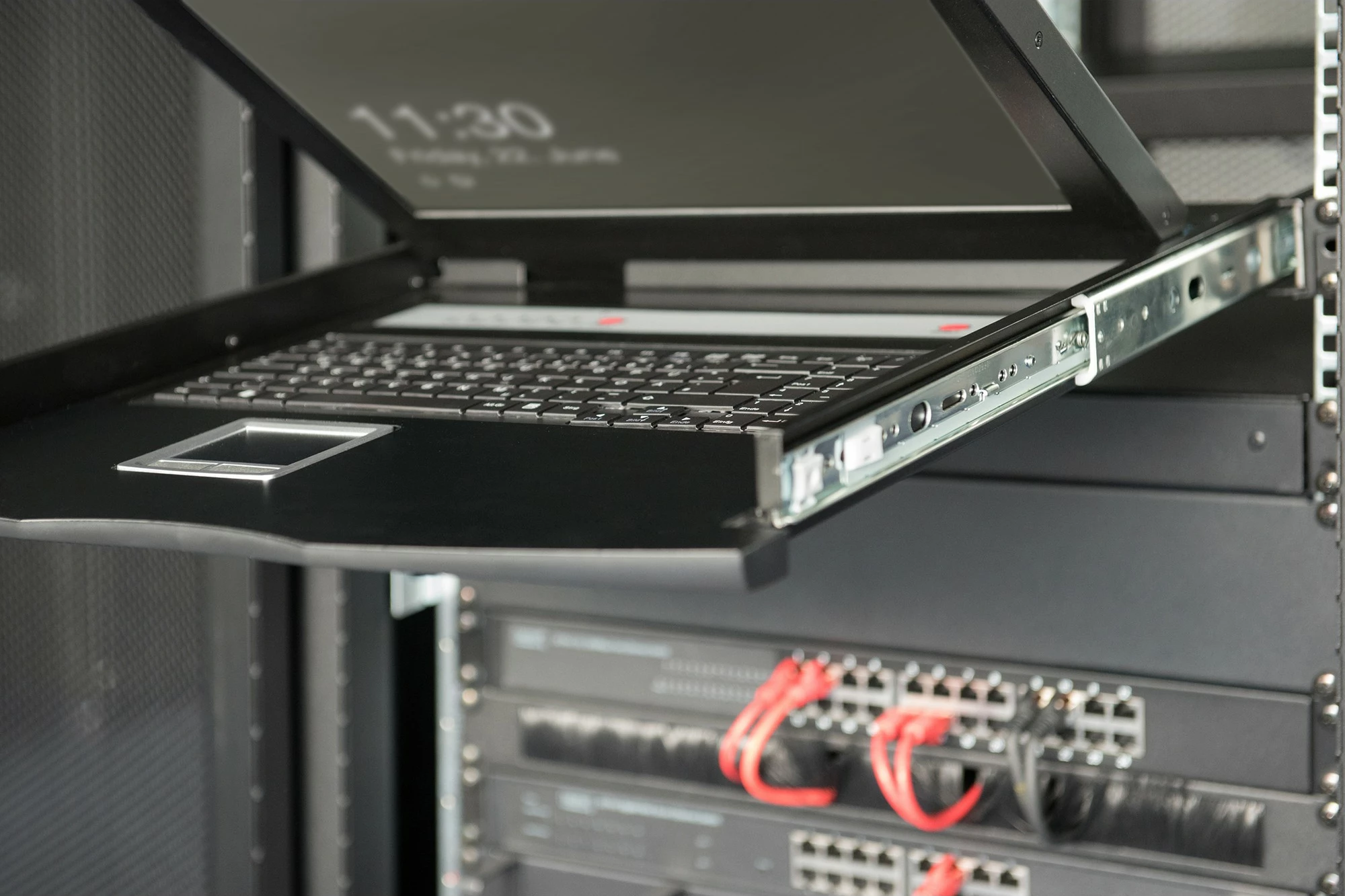 Rackmount konzola 19 col Digitus, KVM 16 vrat, QWERTZ tipkovnica, touchpad, črna