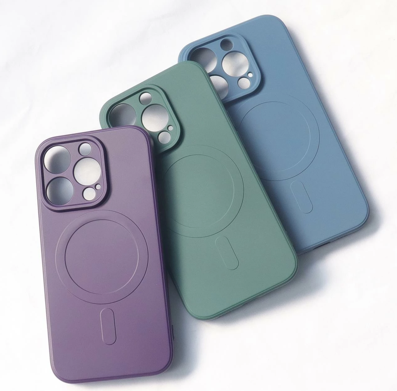 Silikonska zaščita Hurtel za iPhone 15, MagSafe, vijolična