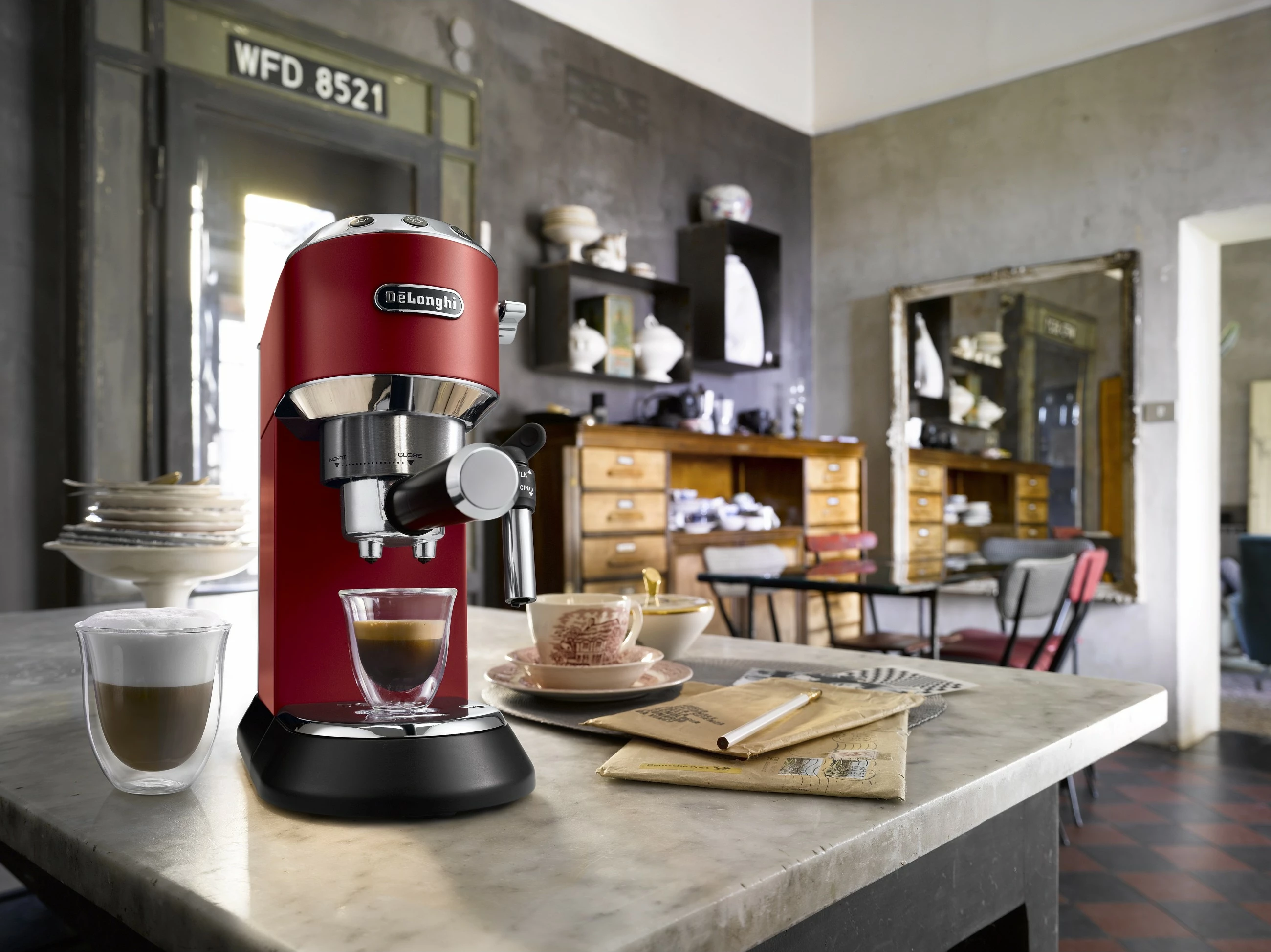Kavni aparat, polavtomatski DeLonghi Dedica EC685.R, rdeč