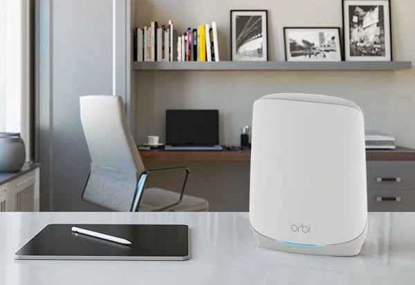 Sistem mesh Wi‑Fi 6 NETGEAR Orbi RBK763S, tri‑band, 525 m², bel