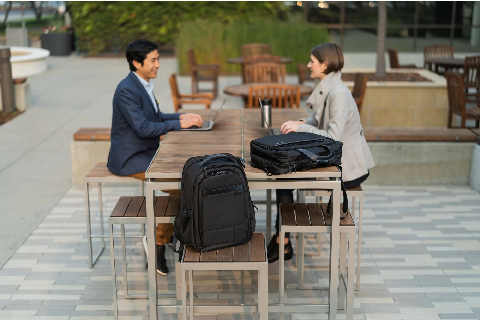 Torba za prenosnik Kensington Contour 2.0, 15,6", črna