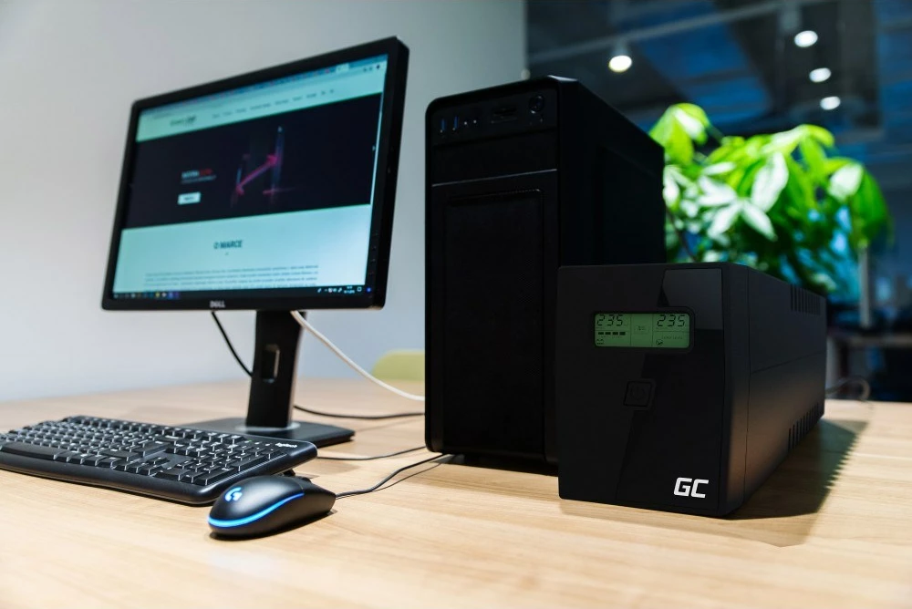 Neprekinjeno napajanje 0,6 kVA (360 W), 2x AC, črn - Green Cell UPS01LCD