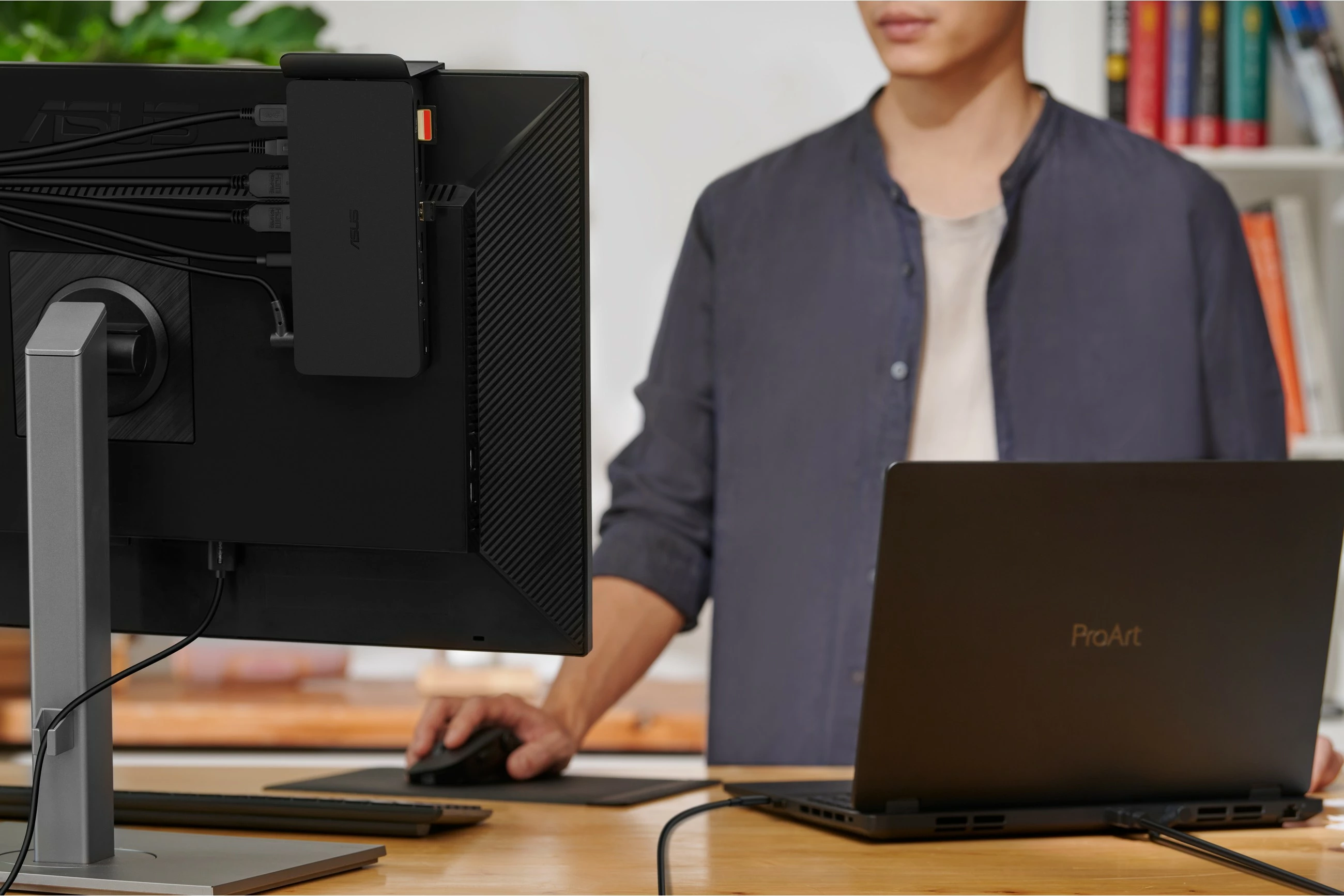 Dok postaja za prenosnike ASUS Triple 4K Thunderbolt 4 Dock DC500, 96W, 2x HDMI 2.1, Thunderbolt 4, Ethernet 2.5G, SD/microSD, črna