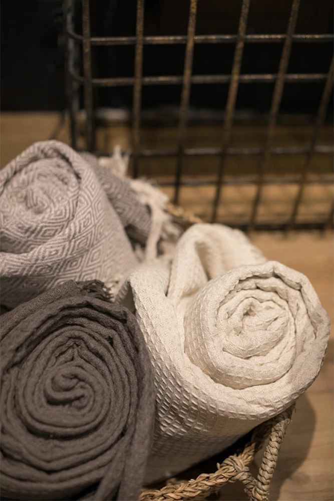 Dekorativno pregrinjalo, bombaž-poliester, bež - rjavo, 130 x 170 cm, Romvos