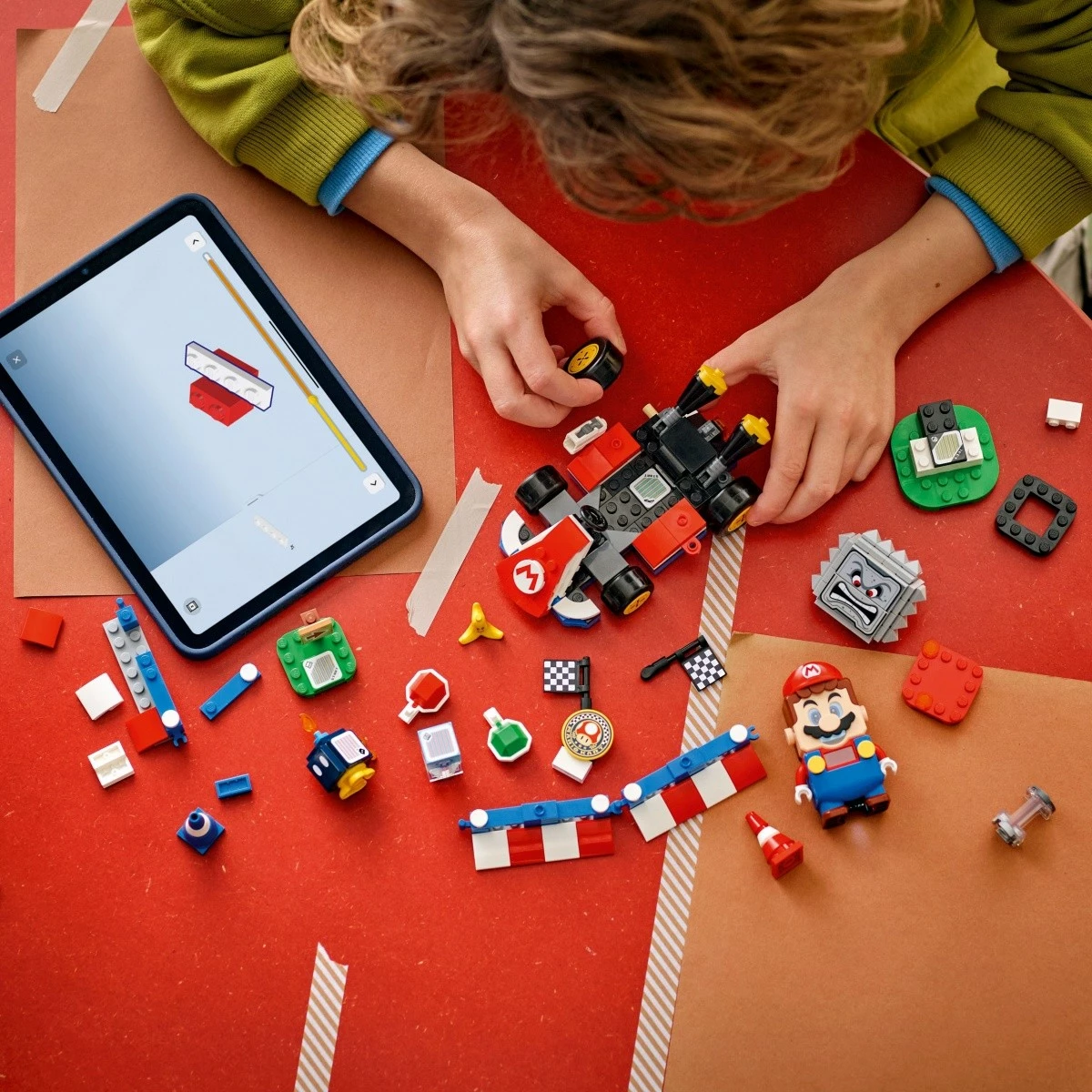 Komplet za dirkanje z interaktivno figurico Mario in standardnim gokartom, LEGO Super Mario Mario Kart 72043, 278 kosov