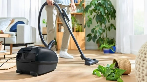 Cilindrični sesalnik Bosch Serie 4 BGB38BA1, 4 L, 600 W, črn