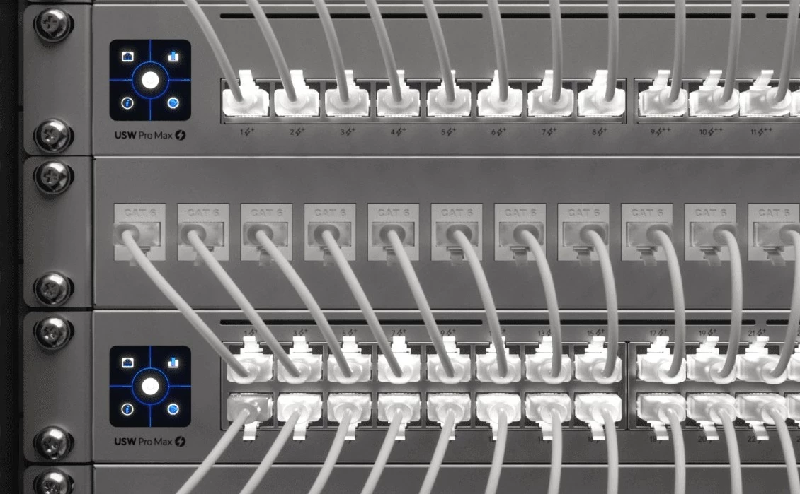 Patch kabel Cat6, 0,15 m, prosojen — Ubiquiti UACC-Cable-Patch-EL-0.15M-W-24, 24 kosov