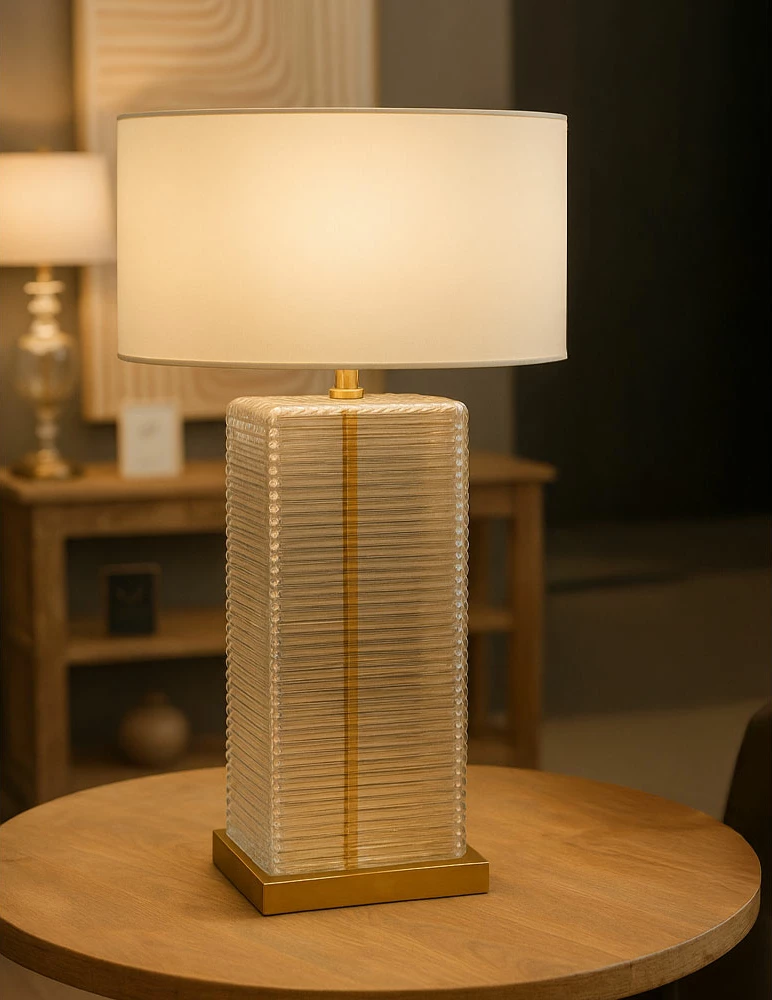 Namizna svetilka Eleven, prozorno steklo, zlati detajli, beli senčnik, 47x25x83 cm