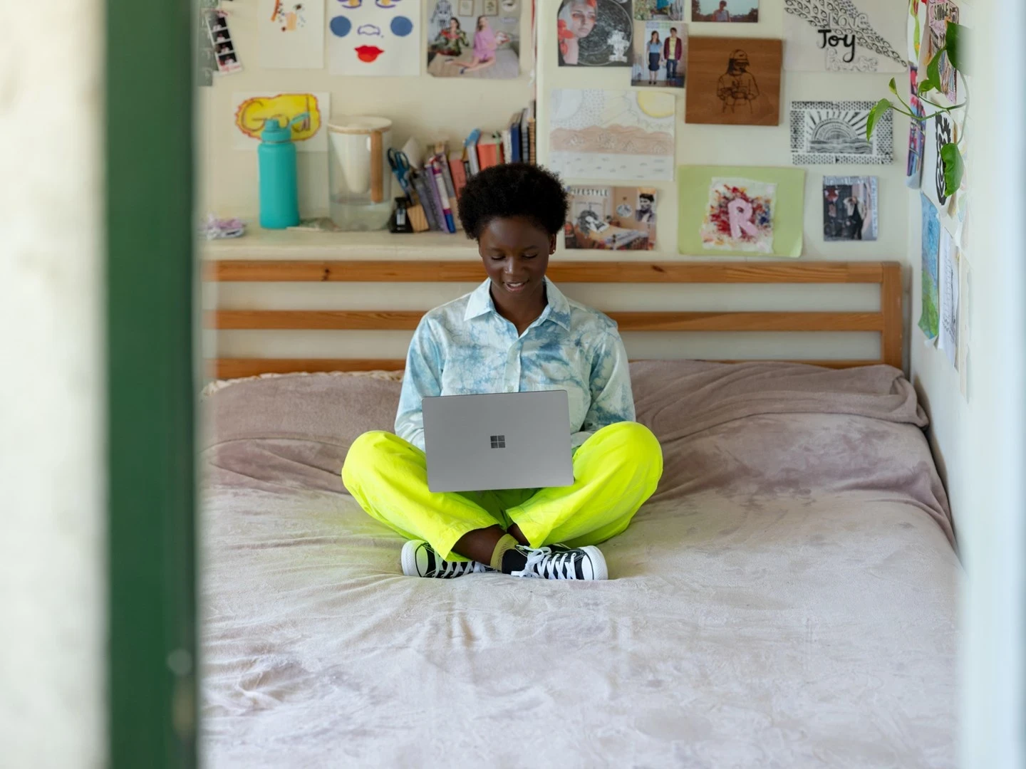 Kompakten prenosnik 12,4" Intel Core i5, 8 GB RAM, 256 GB SSD, Intel UHD Graphics, Microsoft Surface Go, bel