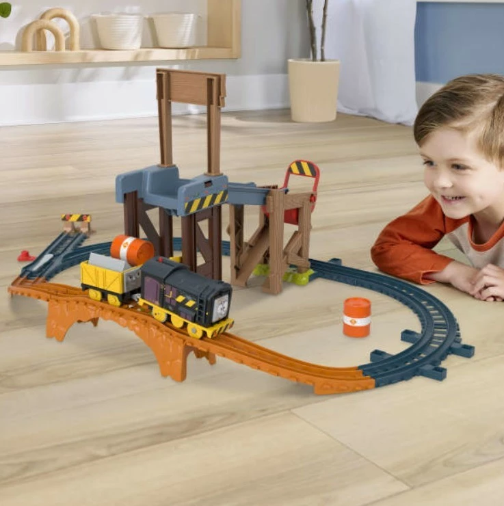 Igralniški železniški set z gradbeno tematiko Fisher Price Thomas & Friends JBW20, z lokomotivo Diesel, večbarven