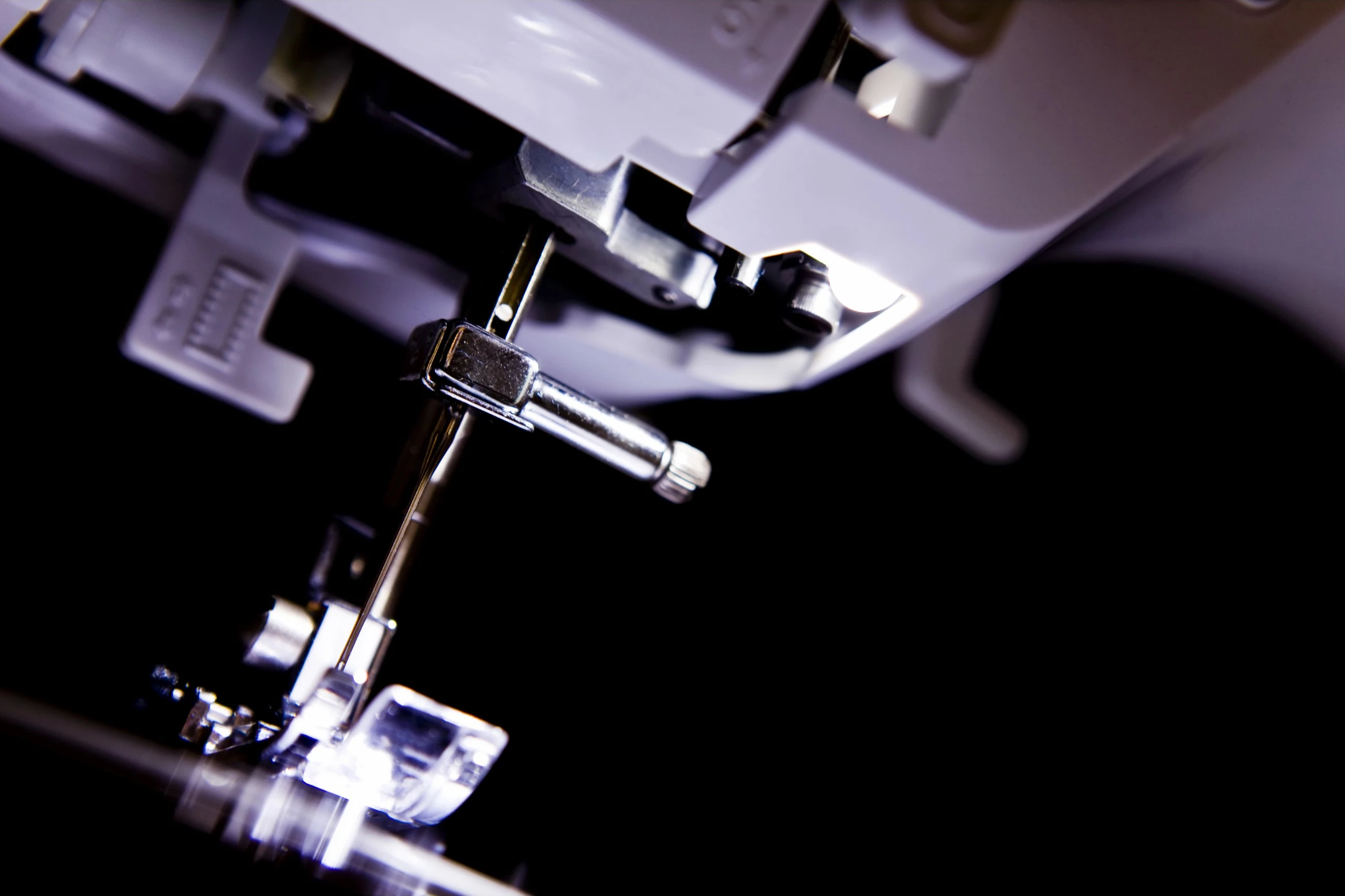 Mekančna šivalni stroj Brother RH127, bel