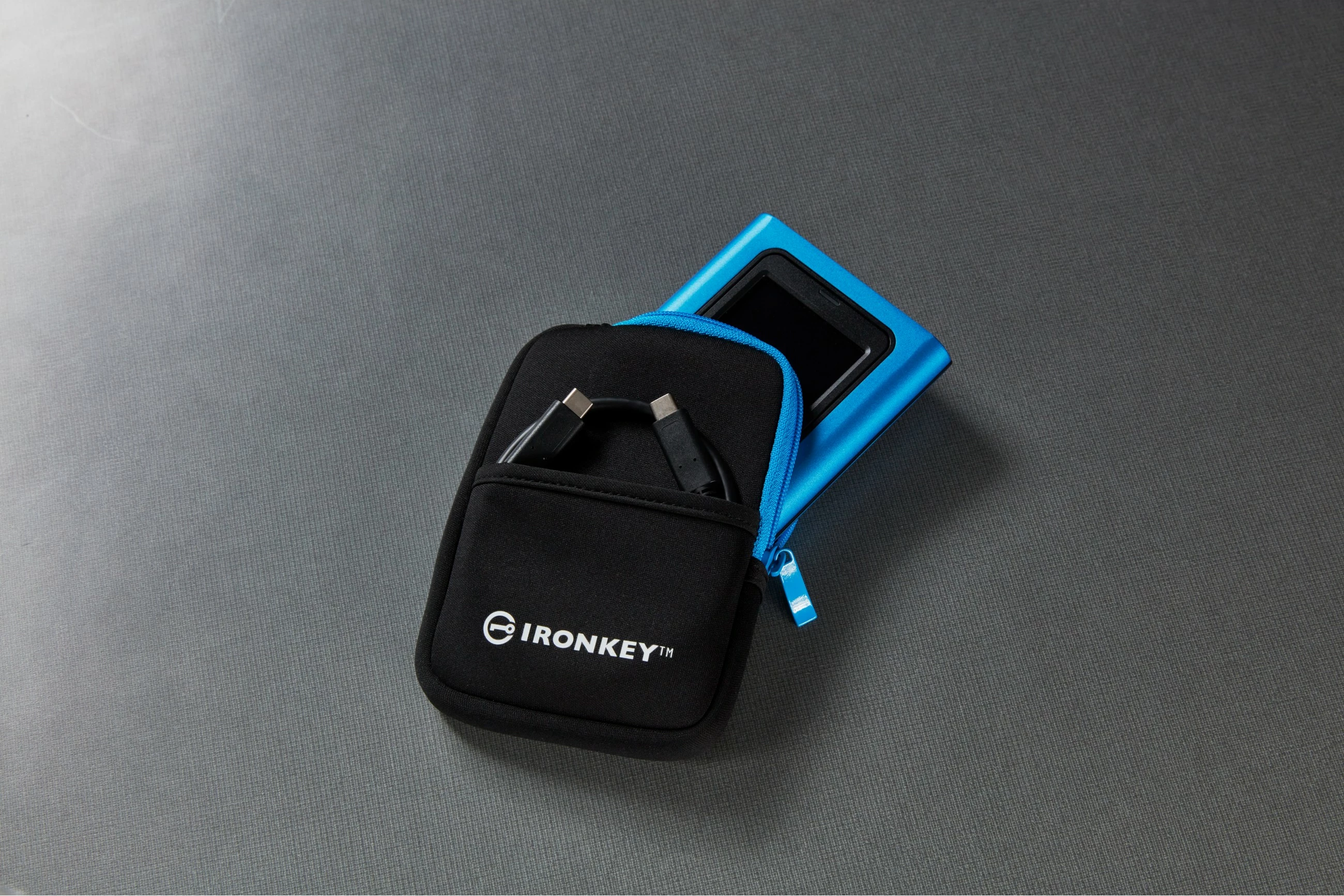 Zunanji SSD Kingston IronKey Vault Privacy 80, 3,84 TB, modra