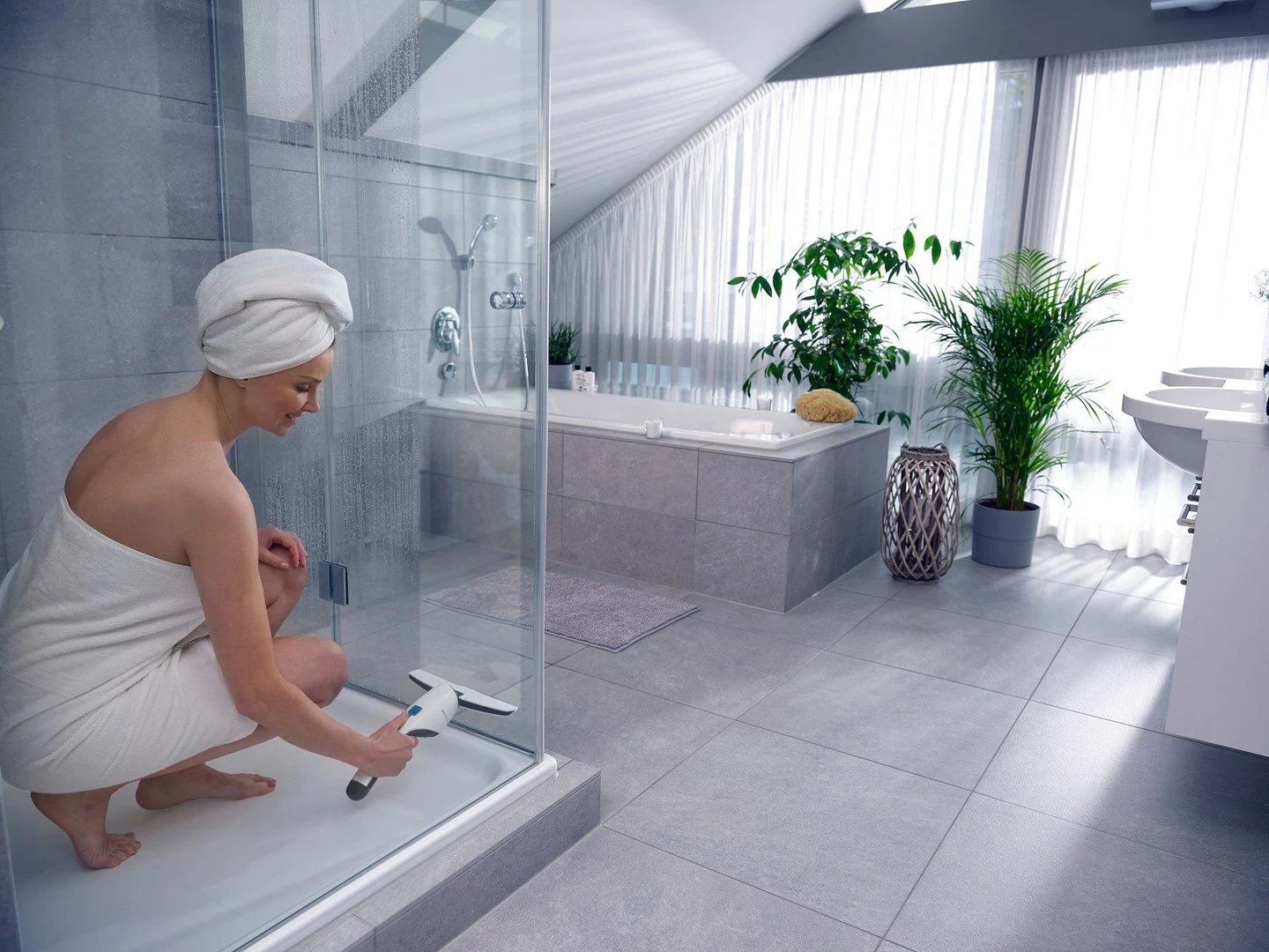 Električni čistilec oken LEIFHEIT 51035, 45 min, črn/moder/bel